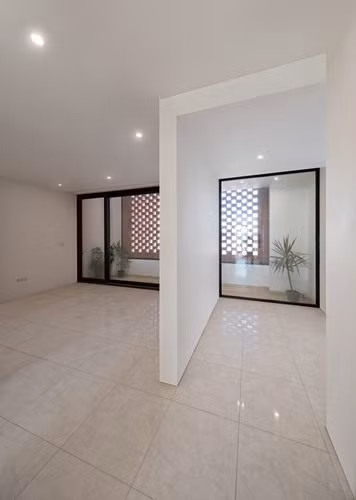 Không gian trắng sáng, thông thoáng và tràn ngập ánh sáng tự nhiên từ bên ngoài.