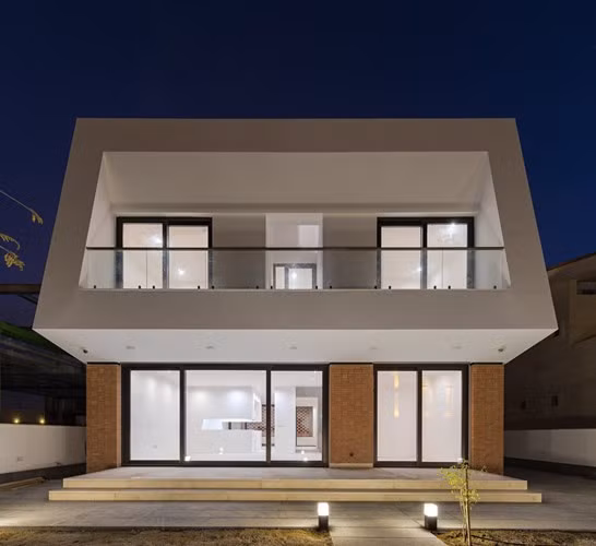 Đây là ngôi nhà có thiết kế đặc biệt với mái nghiêng ngược và thu hẹp dần vào cuối.