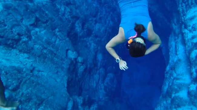 Để tìm hiểu kỹ hơn về hệ thống hang động ngầm, tiến sĩ Alfonso Amores đã quyết định lặn xuống khám phá vào năm 2010 và tìm ra bằng chứng khiến các chuyên gia tin rằng nước được xoáy lên từ lòng đất.