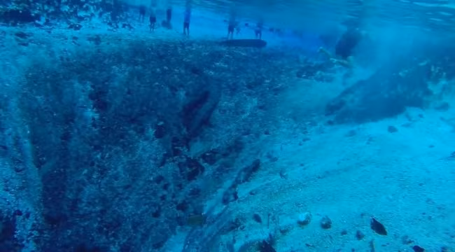 Ông Feelcisimo Baguasan, nhân viên cứu hộ tại dòng sông, nói rằng những nàng tiên cá đang bảo vệ dòng sông khỏi tác động từ bên ngoài. Đó là lý do mà nhiều du khách đã bị đau nhức cơ thể hoặc mẩn ngứa không rõ nguyên nhân sau khi tắm ở đây. Cách đây 18 năm, Alex Santos đã phát hiện hàng loạt hang ngầm dưới bề mặt của dòng sông. Hệ thống hang thông với nhau giúp lọc nước đảm bảo nó luôn tinh khiết quanh năm.