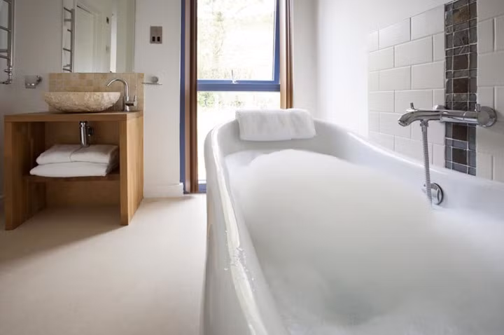 Trị mẩn ngứa: Bạn vô tình tiếp xúc với cây dại bên đường hay bị côn trùng đốt gây mẩn ngứa. Bạn có thể lấy trà túi lọc cho vào một bồn tắm đầy nước ấm. Các axit tannic trong trà giúp tiết ra sẽ làm giảm viêm và ngứa.