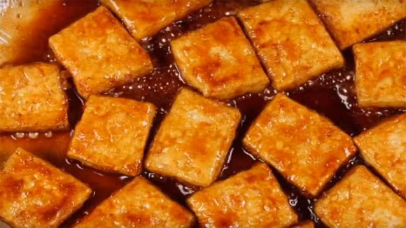 Đến khi miếng đậu vàng và ngấm đều nước sốt.