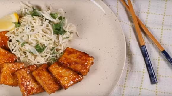 Vậy là chúng ta đã có món đậu phụ rất độc đáo, mới lạ và cũng không kém phần thơm ngon, bổ dưỡng.