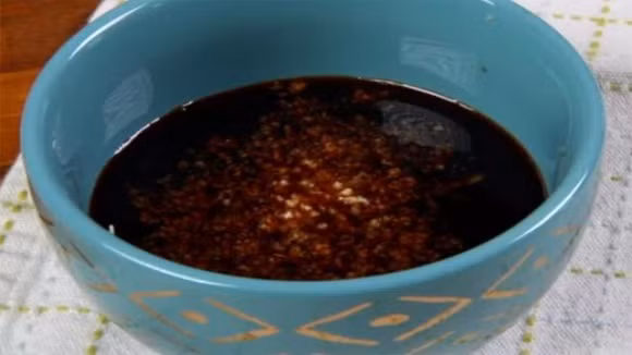 Cách thực hiện được tiến hành như sau: Cách nấu đậu phụ đơn giản chỉ trong 5 phút, ngon hơn cả thịt. Đầu tiên, xì đầu được pha với đường và một chút giấm, khuấy đều để trong một lát. Tiếp tục cho thêm gừng đã băm nhỏ vào khuấy đều