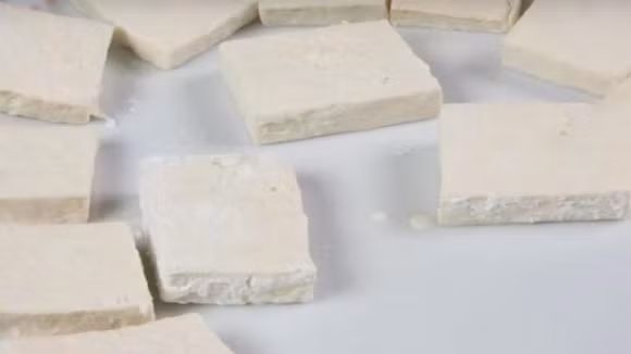 Đậu phụ được rửa sạch, thái thành từng lát mỏng.