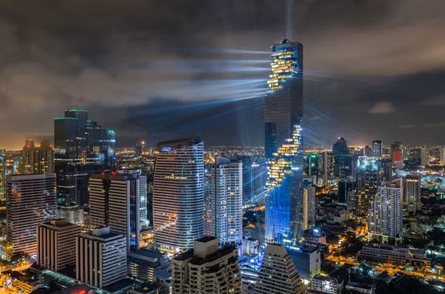 Tòa nhà MahaNakhon, Thái Lan: Tòa nhà chọc trời do Ole Scheeren thiết kế tại thành phố Bangkok được hoàn thành vào năm 2016, với kinh phí gần 1 tỷ USD. Từ trên tòa nhà, du khách có thể ngắm toàn cảnh thành phố.