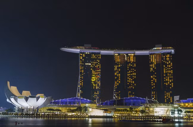 Khách sạn Marina Bay Sands, Singapore: Được thiết kế bởi Moshe Safdie và hoàn thành vào năm 2010, khách sạn trông như chiếc thuyền ba chân khổng lồ.
