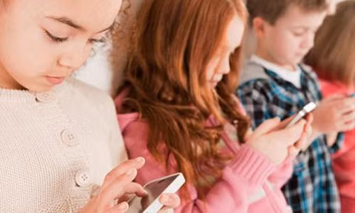 Tre nghien smartphone: Nhung con so gay soc