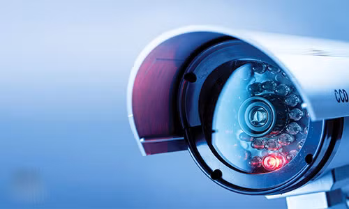 Dat camera trong phong tam ban gai va cai ket dang