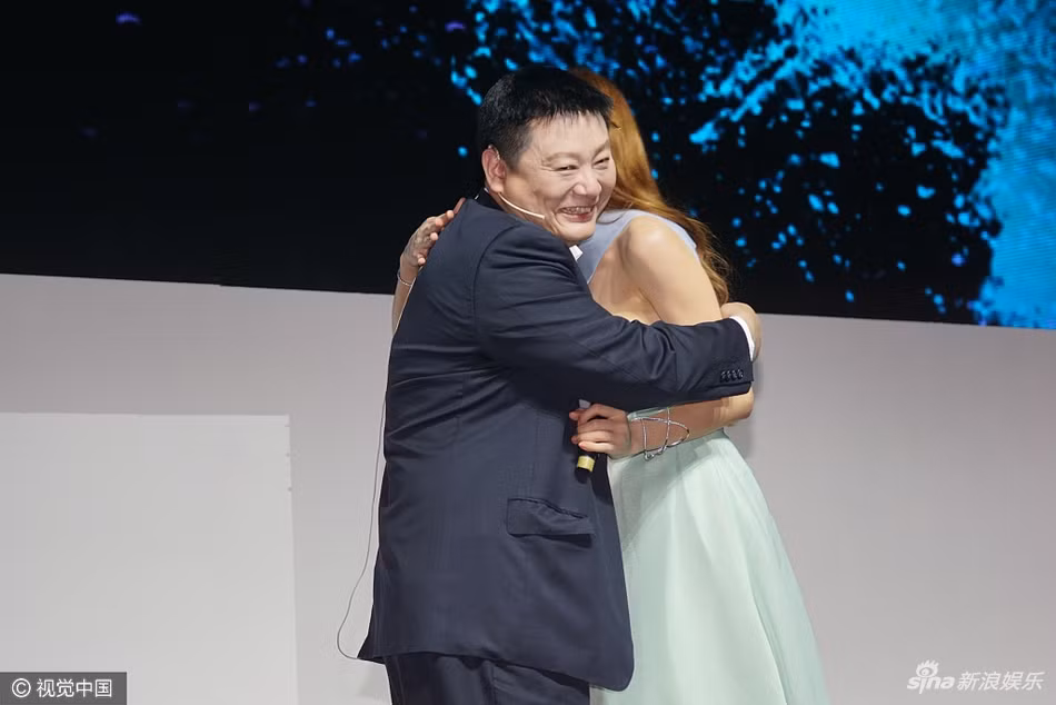 Nhiều người không thể kiềm lòng trước vẻ đẹp của cô.