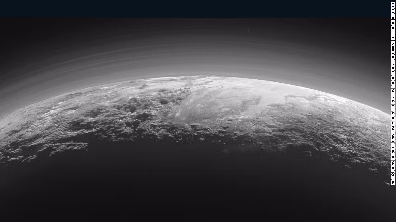 Trong khi tàu Cassini đã bốc cháy trên Sao Thổ, những con tàu khác của NASA vẫn lơ lửng ngoài vũ trụ mênh mông và ghi lại hình ảnh của các hành tinh khác nhau. Một trong những dự án tham vọng nhất của NASA mang tên New Horizons, với mục đích khám phá Sao Diêm Vương, một trong những vùng sâu thẳm nhất trong Hệ Mặt Trời. Trong ảnh, tàu New Horizons ghi lại hình ảnh của Sao Diêm Vương hồi tháng 7.