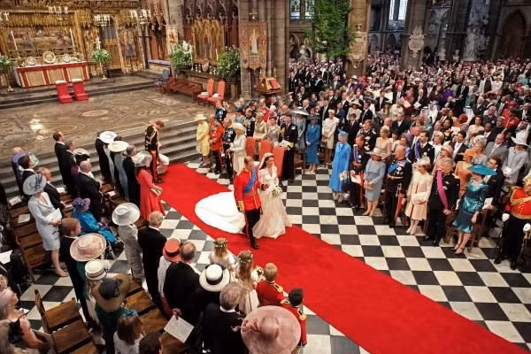 2. Cách sắp xếp chỗ ngồi Hoàng gia đã bớt được phiền não khi tổ chức đám cưới nhờ đặt ra luật: mọi thành viên của gia đình hoàng tộc sẽ ngồi phía bên phải của nhà thờ.