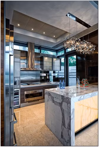 Góc bếp hiện đại bằng đá cẩm thạch.