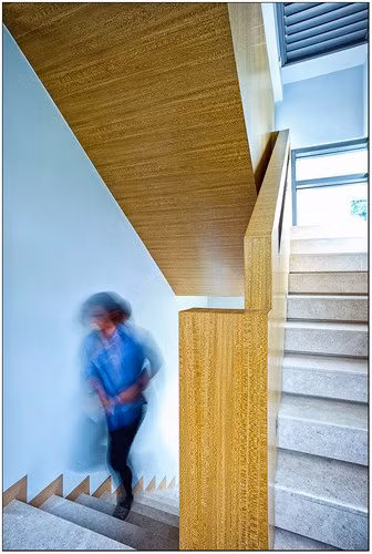 Cầu thang bằng đá cẩm thạch sáng tạo sự thanh thoát cho ngôi nhà.