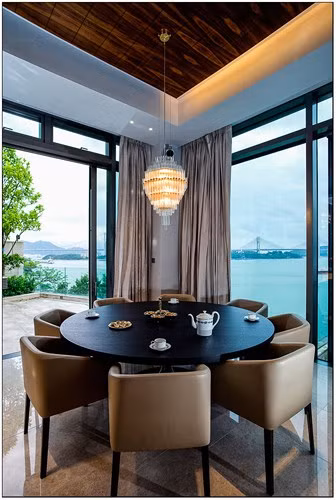 Bộ bàn ghế ăn bọc da sang trọng. KTS tạo sự sang trọng và nổi bật cho không gian bằng những gam màu đậm.