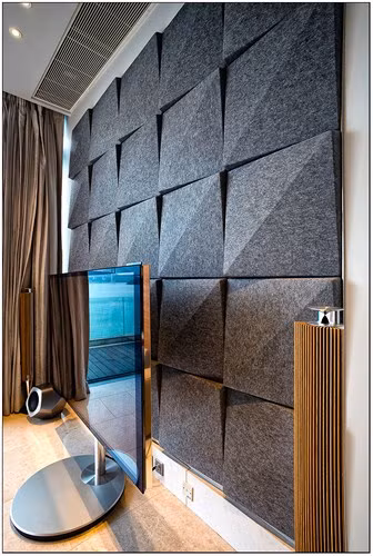 Một góc phòng khách là bức tường nghệ thuật.