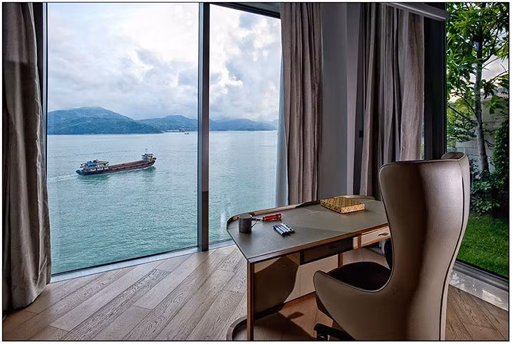 Một phòng làm việc được bao bằng kính giúp thu lại toàn bộ không gian xung quanh.