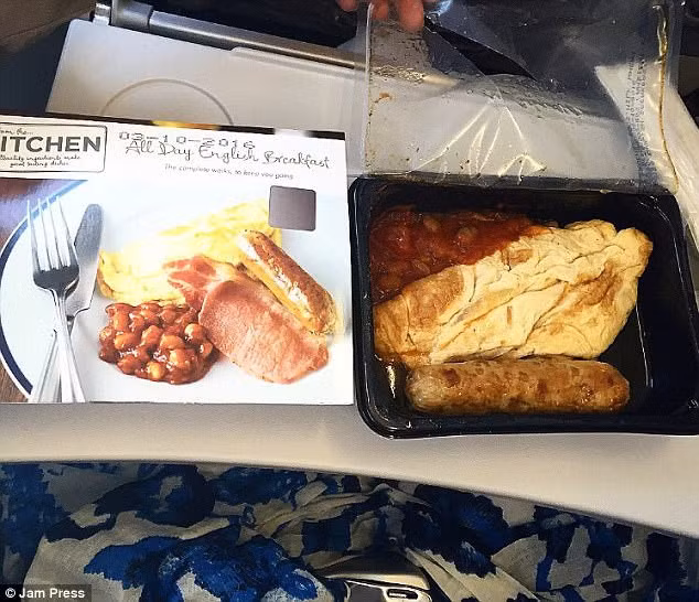 Món "trứng cao su" ăn kèm lạc có lẽ không giúp hành khách đủ no.