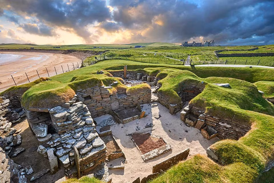 Skara Brae, Orkney, Scotland: Skara Brae là một khu định cư thời kì đồ đá, nằm trên vịnh Skaill ở Orkney, Scotland. Skara Brae bao gồm 8 ngôi nhà được xây dựng từ khoảng năm 3180 đến khoảng 2500 TCN. Là ngôi làng tiền sử hoàn chỉnh nhất của Châu Âu, Skara Brae được Unesco công nhận là di sản thế giới và là một trong bốn địa điểm tạo thành " Trái tim thời kỳ đồ đá mới”. Ảnh: Museopics.