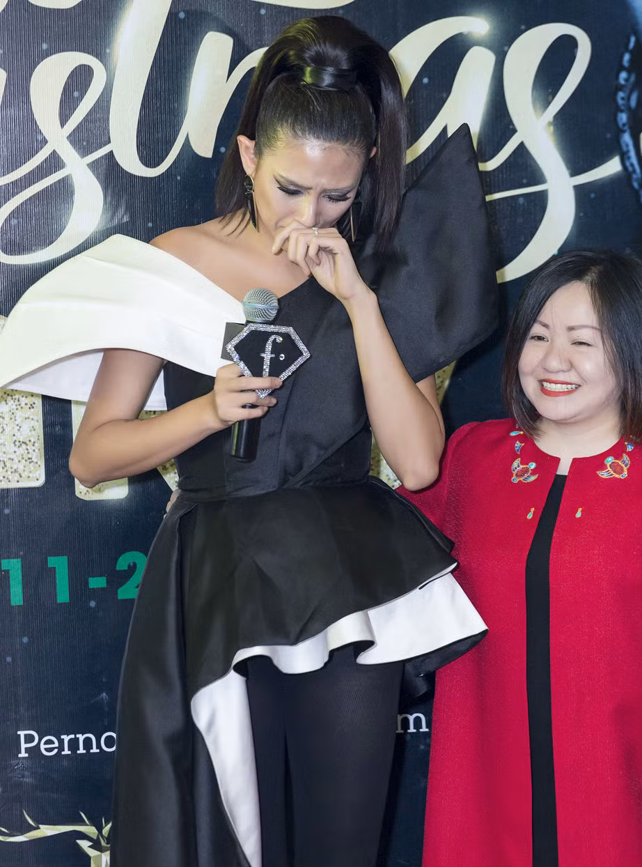 Nhìn lại hành trình của mình thành công nhiều mà thăng trầm, khó khăn cũng đầy rẫy, Võ Hoàng Yến đã bật khóc. Cô nói mình sẽ tiếp tục phấn đấu, và bước về phía trước, sẽ không lặp lại quá khứ đầy tai tiếng như trước đây.