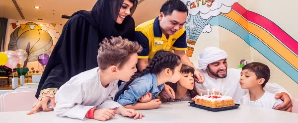 Nơi lý tưởng để nuôi dạy trẻ Hầu hết người di cư đều để con cái ở lại quê hương vì không thể chi trả tiền học phí ở Dubai. Học phí của một trường công lập là 100.000 USD trong 11 năm, trong khi học phí của trường đại học vô cùng đắt đỏ. Đặc biệt , khí hậu khắc nghiệt ở đây cũng không tốt cho sự phát triển của trẻ em.