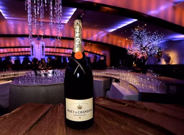 Không có rượu ở Dubai Chỉ những ai là khách du lịch và không theo đạo Hồi mới được phép uống rượu. Để mua được rượu, bạn phải có một thẻ đặc biệt hoặc thị thực du lịch. Bạn có thể thưởng thức đồ uống có cồn ở hầu hết các khách sạn, câu lạc bộ đêm và quán bar. Có khoảng 500 nơi như vậy ở Dubai.