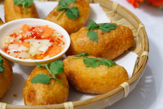 Xếp rau thơm ra đĩa sau đó bày bánh rán mặn lên trên, khi ăn chấm nước mắm chua cay ăn kèm rau củ thì ngon phải biết.