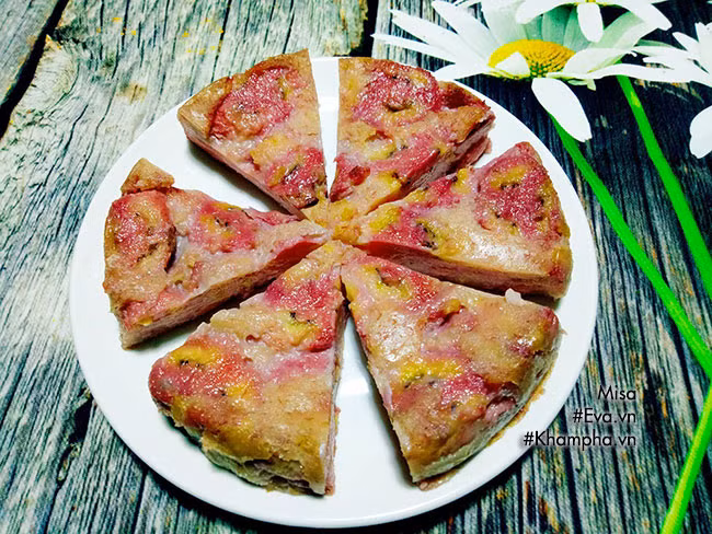 Khi ăn cắt bánh ra thành từng miếng hình tam giác hoặc cắt miếng nhỏ (tuỳ thích). Bánh chuối thơm lừng và có sắc tím hồng nhẹ, vị ngọt thanh và dẻo mịn ăn rất ngon. Bạn có thể chế biến làm món ăn vặt thường ngày hoặc khi tổ chức những bữa tiệc nho nhỏ cũng rất độc đáo.