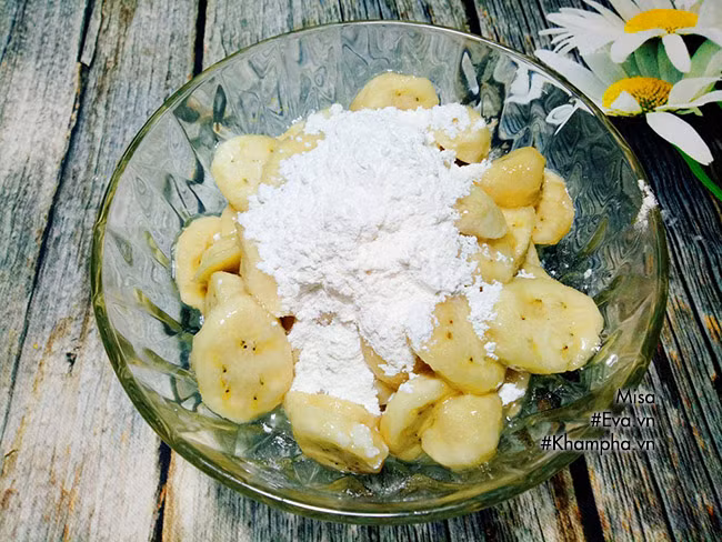 Bước 2: Cho bột mì, bột bắp, sữa đặc, nước cốt dừa vào chuối đã ướp đường và trộn đều lên.