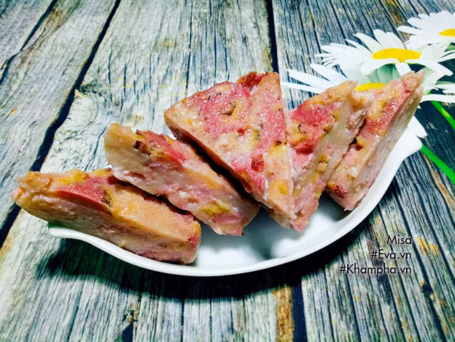 Lưu ý: Để bánh chuối có màu tím hồng đẹp, ngọt thơm thì bạn chọn những quả chuối sứ chín mùi nhé và nướng bánh càng lâu ở nhiệt độ vừa thì chuối càng có màu tím hồng đẹp. Lượng đường có thể tăng giảm tùy khẩu vị và tùy độ ngọt của chuối.