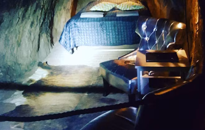 Sarah Silver Main, Thụy Điển Đúng như tên của nó khách sạn này được xây dựng từ một mỏ bạc đã ngừng khai thác. Bên trong có những căn phòng lạnh đến 3 độ, cảm giác khi ở trong nơi này sẽ rất thú vị nếu như bạn có hứng thú khám phá lịch sử.