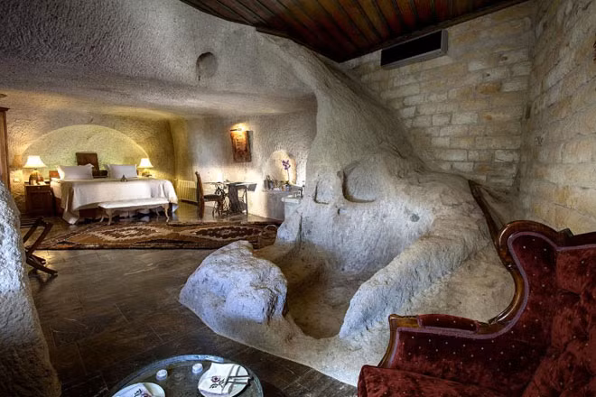 Nội thất và thảm bên trong mang đậm chất Thổ Nhĩ Kỳ khiến du khách rất thích thú.