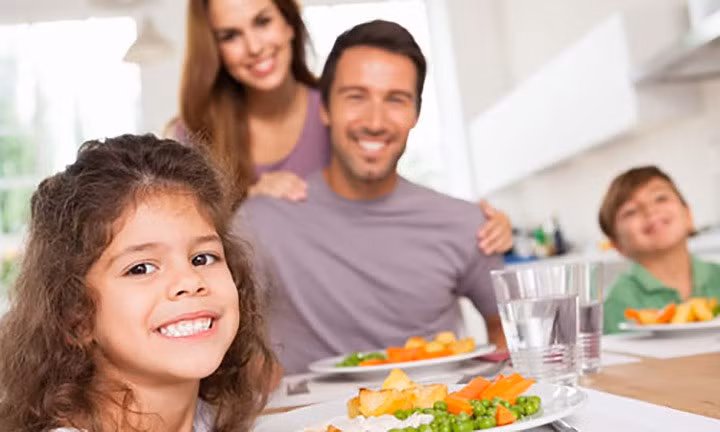 Ăn tối sớm: Đây là điều đầu tiên và quan trọng nhất mà bạn cần biết. Một bữa ăn tối trước 7 là thời điểm thích hợp, bạn có thể kéo dài hơn một giờ đồng hồ, càng có nhiều thời gian, dạ dày tiêu hóa thức ăn và lượng chất béo ít hơn và lượng calo bạn sẽ tích trữ cũng ít hơn.