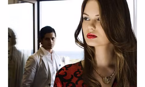 Sống ở nơi đô thị phồn hoa, vợ em thay đổi, cô ấy như đã “lột xác” hoàn toàn, ăn mặc hiện đại, trang điểm rực rỡ, không còn vẻ đẹp giản dị của người phụ nữ sống ở quê ngày nào. Ảnh minh họa