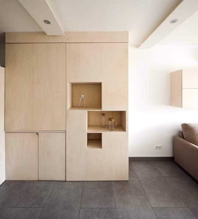 Xu hướng nhà ở với diện tích nhỏ gọn và hiện đại đang là xu hướng được nhiều người lựa chọn. Đi theo xu hướng đó, một thiết kế căn hộ mới đây đã gây sự chú ý trên mạng bởi những tiện ích thú vị ẩn giấu trong không gian sống.