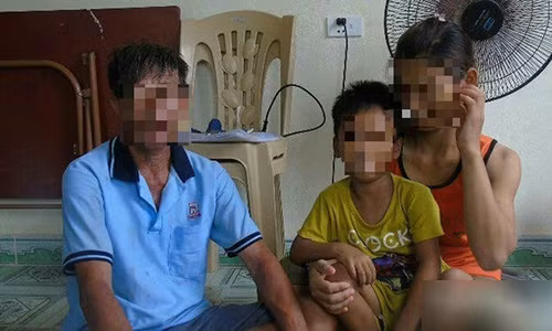 Nuoc mat nu o sin 22 tuoi tung co con voi cau chu bi choi bo