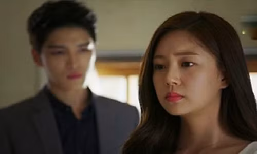 Nguoi chong cay dang hat do ca ban tiec trong dam cuoi vo cu