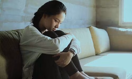 La thu dam nuoc mat cua ke thu 3 gui vo truoc cua chong