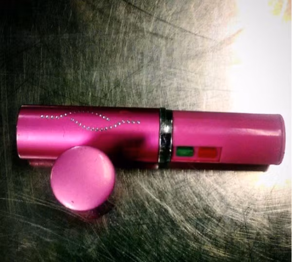 Súng hình son môi - Một loại son môi kì lạ được tìm thấy trong túi xách của người phụ nữ. Nhân viên an ninh thấy nghi ngờ nên đã kiểm tra cực cẩn thận. Hóa ra đó không phải là một thỏi son thông thường, chính xác nó là một khẩu súng điện.