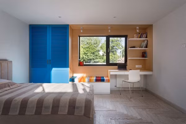 Mỗi “kệ sách” này đều có sân sau riêng, nối trực tiếp đến phòng bếp, nơi sinh hoạt chung của cả gia đình.