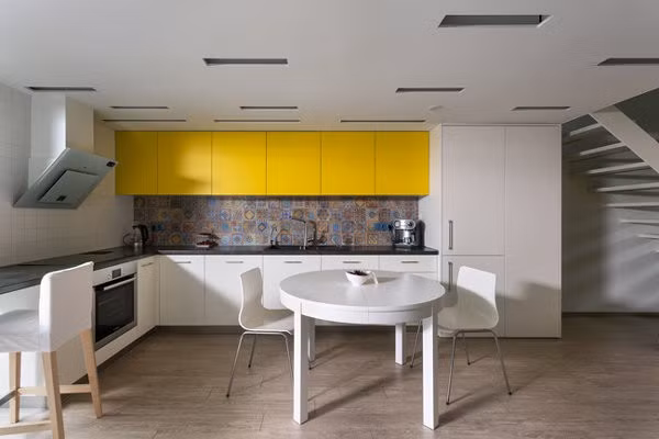 Tầng 1 bố trí bếp ăn và 1 phòng tắm nhỏ. Khu vực bàn ăn nằm sát sân sau, mang đến tầm nhìn thoáng đãng.