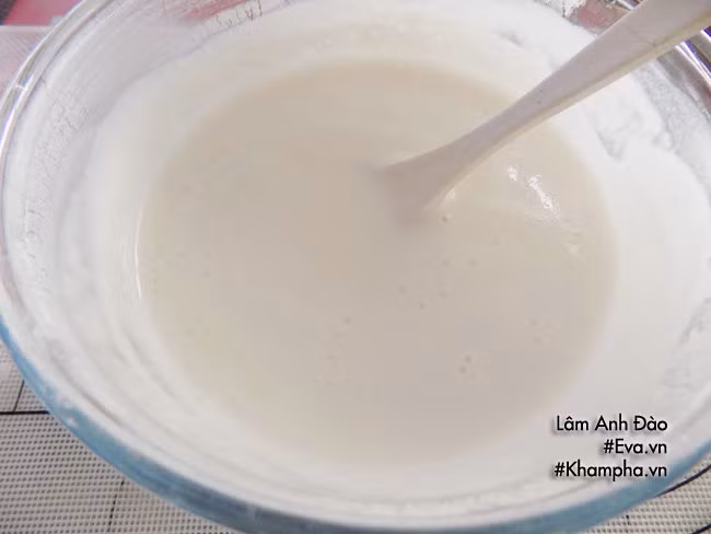 Bây giờ cho hết phần nước dừa tươi còn lại và nước cốt dừa vào nhồi chung.
