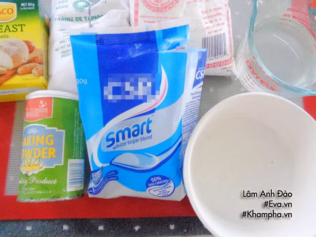 PHẦN 1: CHUẨN BỊ NGUYÊN LIỆU - 100gr bột gạo - 60gr bột năng - 70gr đường - 250ml nước dừa tươi - 50ml nước cốt dừa - 1 chút xíu muối - 3gr bột nở - 3gr men (dry yeast) - Mè rang giã nhuyễn