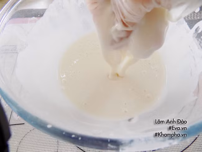 Bước 2: Sau đó cho gần 2/3 nước dừa tươi vào, mang bao tay nhồi 10 phút (nhồi càng lâu, bánh càng nhiều).