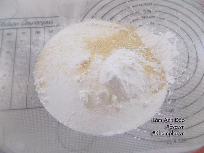 PHẦN 2: CÁCH LÀM BÁNH BÒ CỐT DỪA Bước 1: Bột gạo, bột năng, men, muối, đường và bột nở cho vào âu trộn đều.