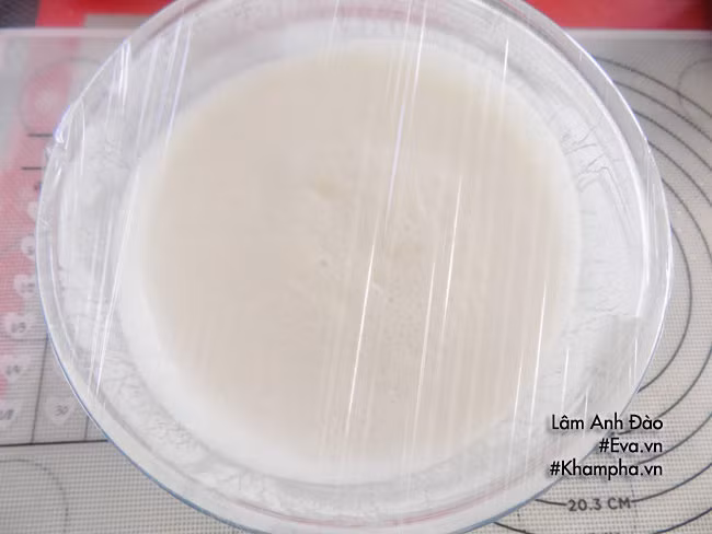 Bước 3: Bọc màng thực phẩm ủ 3-4 tiếng hoặc lâu hơn. Khi bột sủi tăm là được.