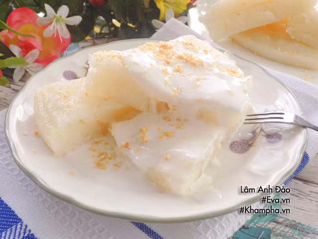 Cho bánh bò ra đĩa, chan nước cốt dừa, rắc mè rang là hoàn tất.