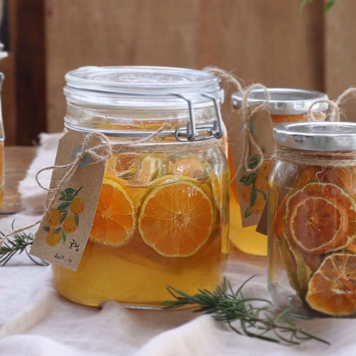 Cho hỗn hợp vào trong hũ thủy tinh, đóng nắp chặt, để thêm nữa ngày nữa trước khi cho vào ngăn mát tủ lạnh.