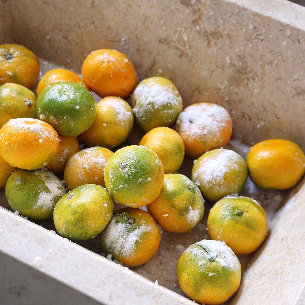 Quất rửa sạch, ngâm trong nước muối pha loãng khoảng 15 phút rồi rửa lại một lần nữa sau đó để ráo.