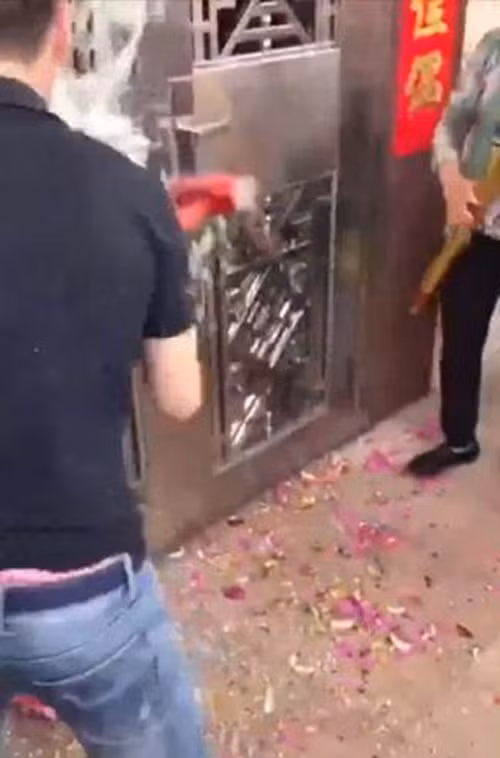 Ruoc dau, chu re cam bua dap cua khien dan phu dau bi thuong nang